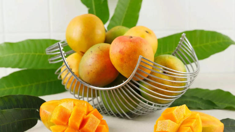 mangoes: மாம்பழங்களை சாப்பிடுவதற்கு முன்பு ஏன் தண்ணீரில் ஊறவைக்க வேண்டும்?